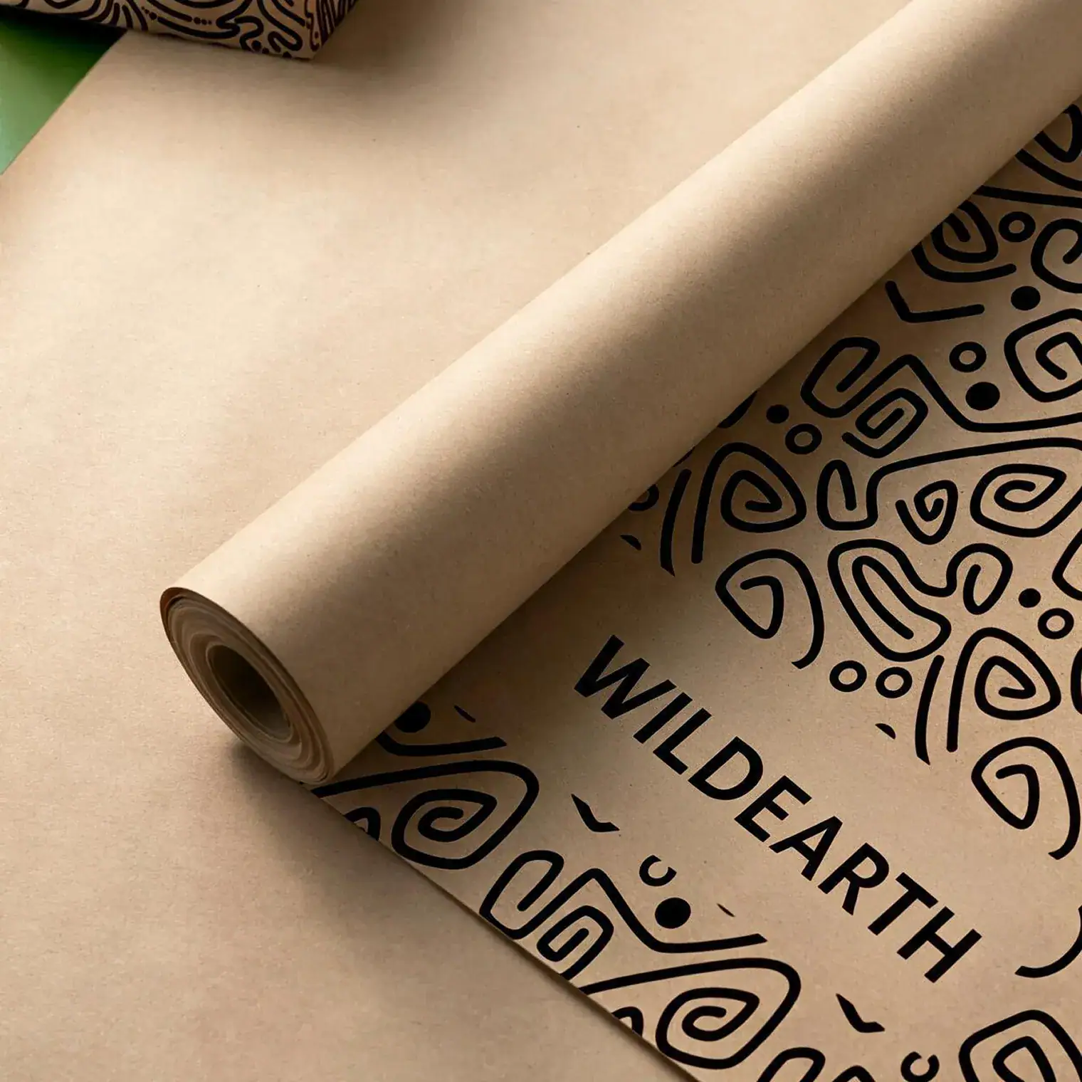 Rollo de papel para embalaje personalizado, impreso con patrones tribales negros y la marca Wildearth.