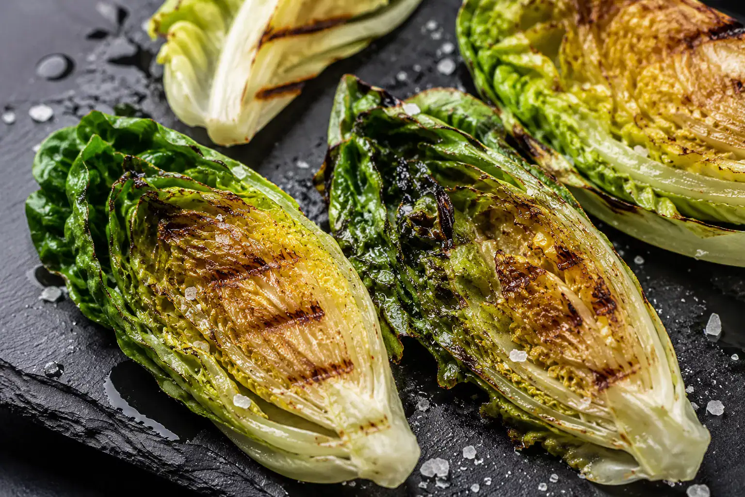 Gegrillte Salatherzen mit Olivenöl und grobem Meersalz