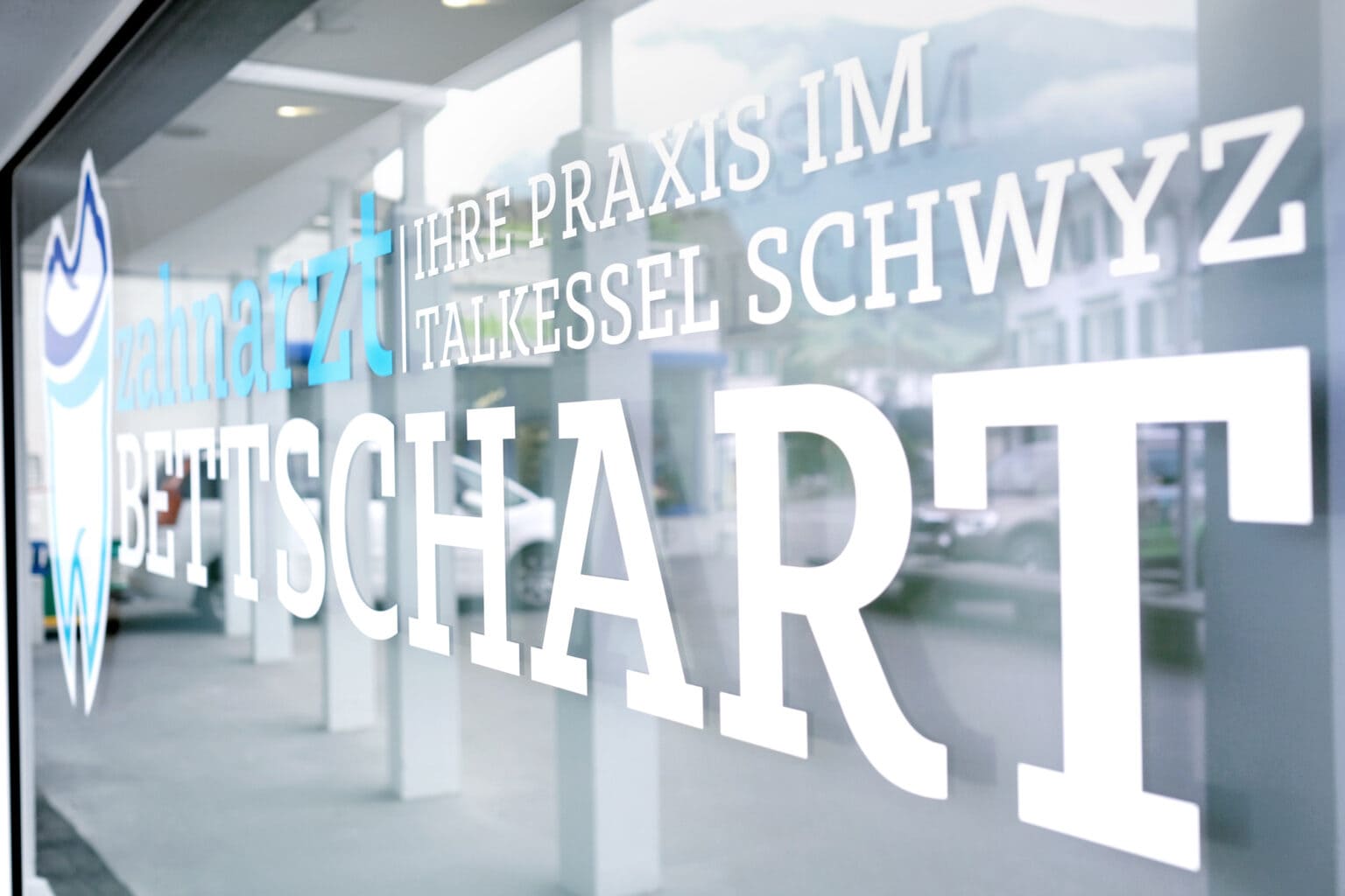 Beschriftung der Zahnarztpraxis Bettschart in Ibach