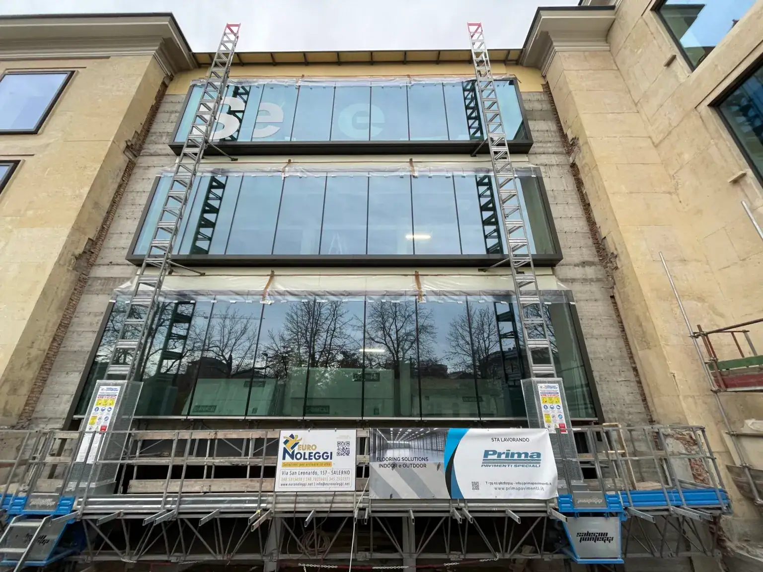 Rivestimenti autolivellanti Comfort per i pavimenti degli uffici Banca Sella Torino (ex sede Juventus) e Prima Drain Stone pavimentazione drenante per l'esterno