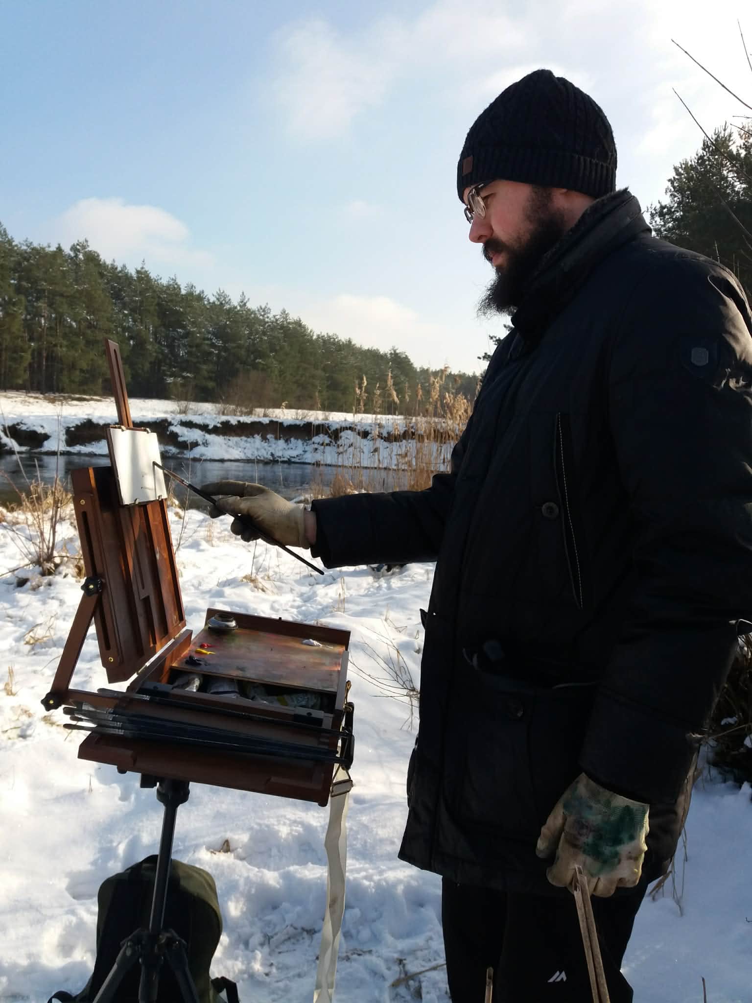 Andrea Bocedi painting outdoors in winter with a Jack Richeson Sienna pochade box