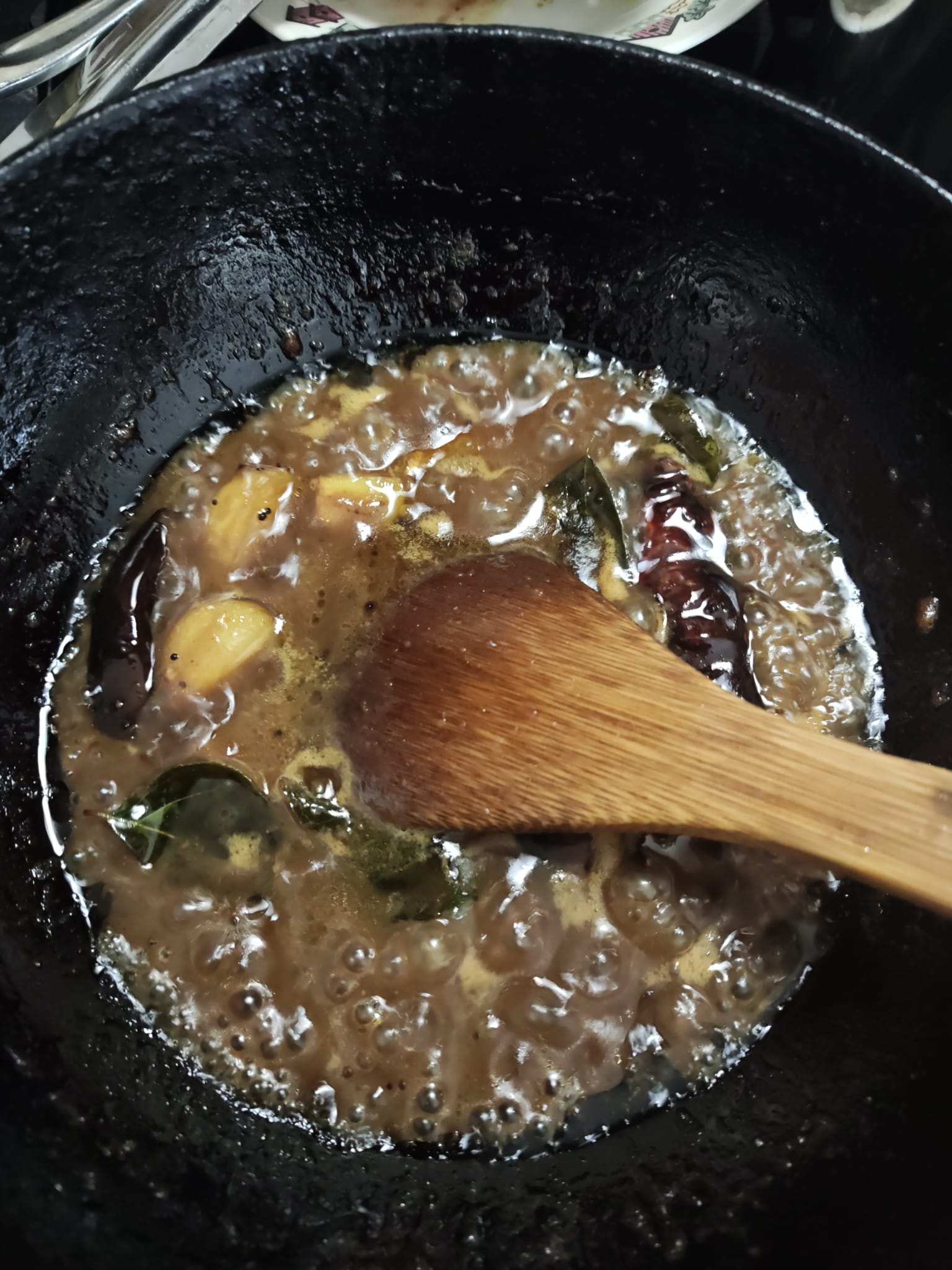 puliyodarai paste boiling