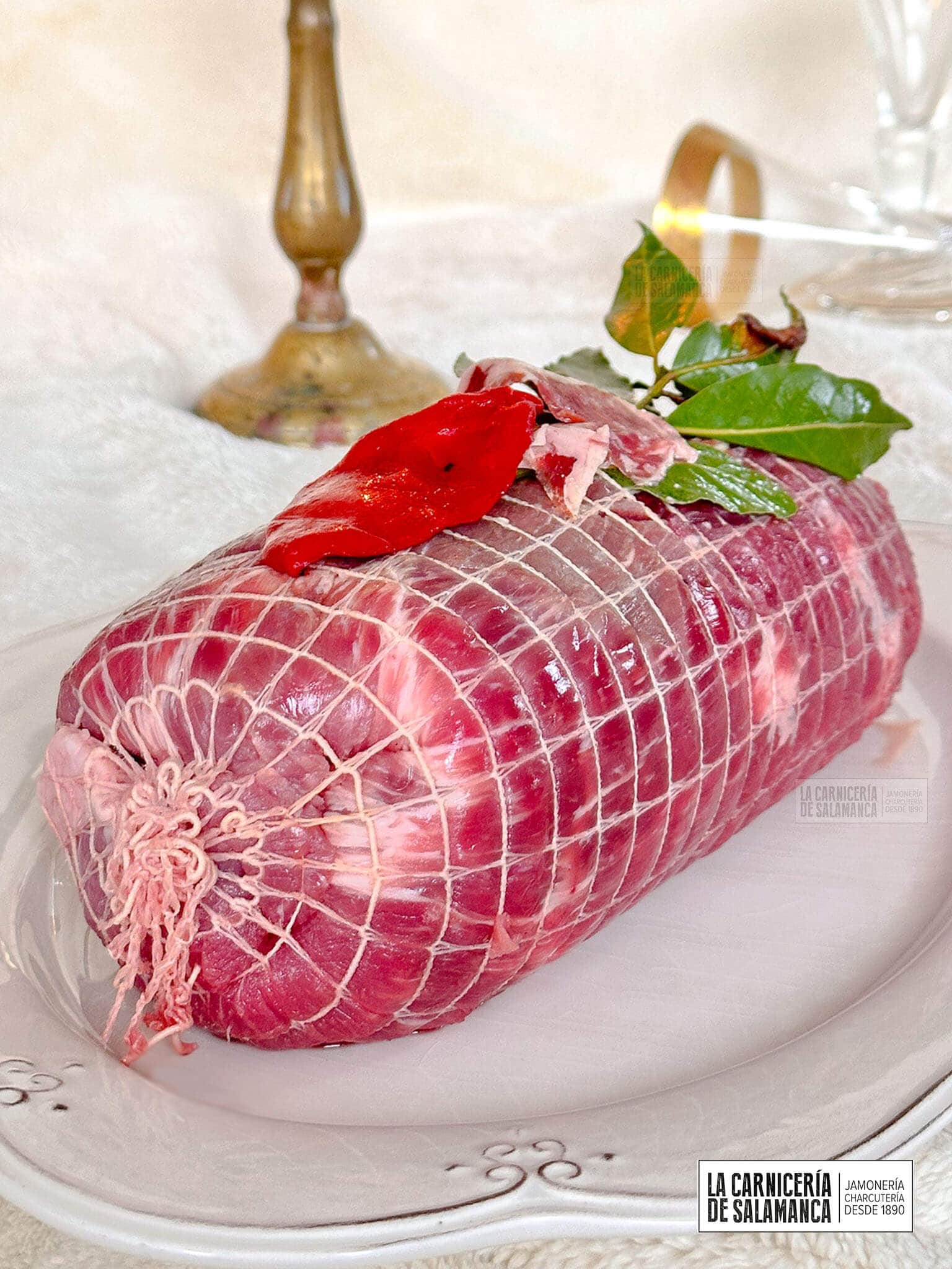 Relleno de ternera con pimientos del piquillo, jamón ibérico y hojas de laurel, disponible para comprar online en La Carnicería de Salamanca. Ideal para cocinar en ocasiones especiales o para dividir en raciones semanales.