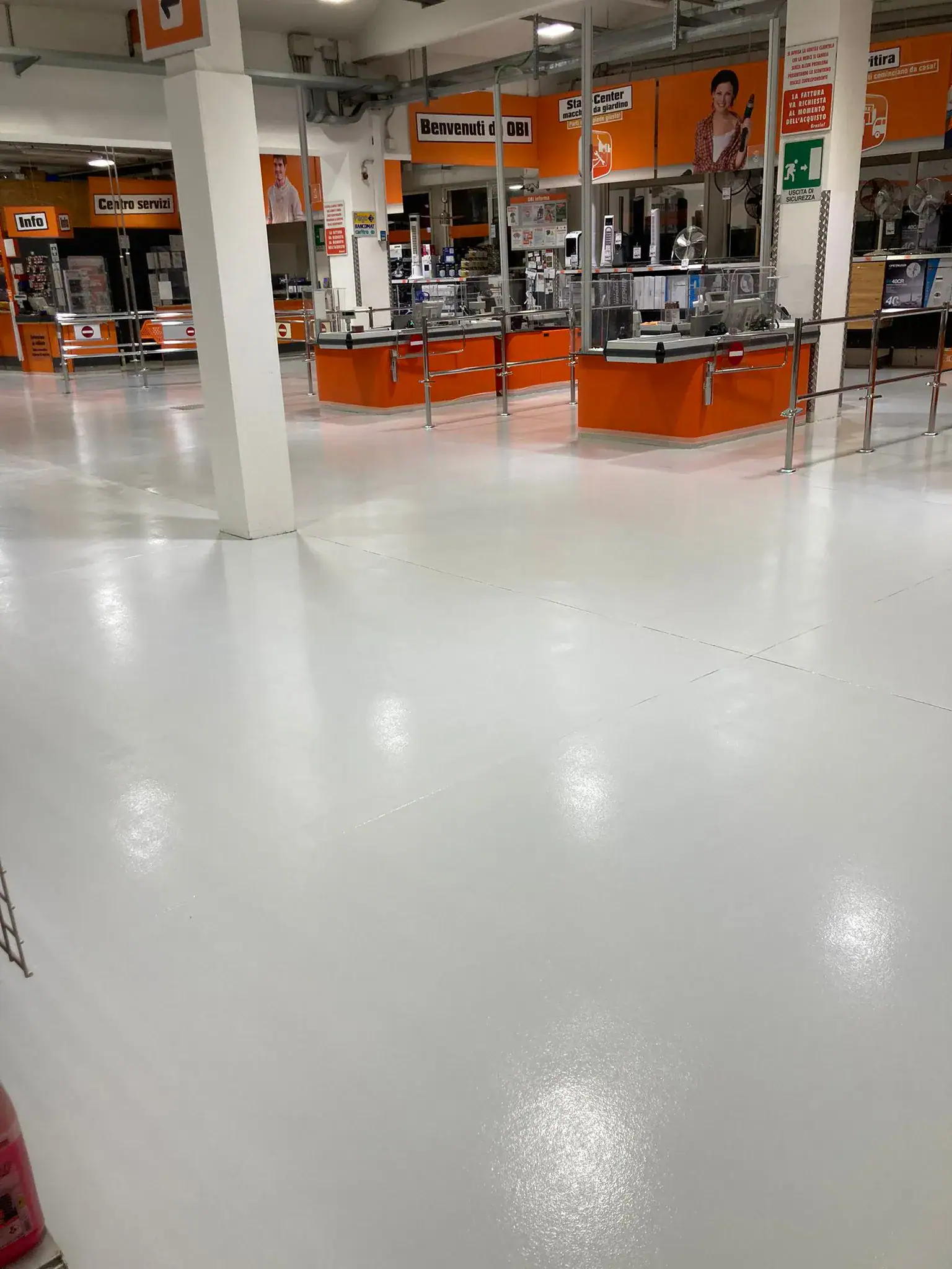 Pavimenti in resina per GDS - Obi Italia