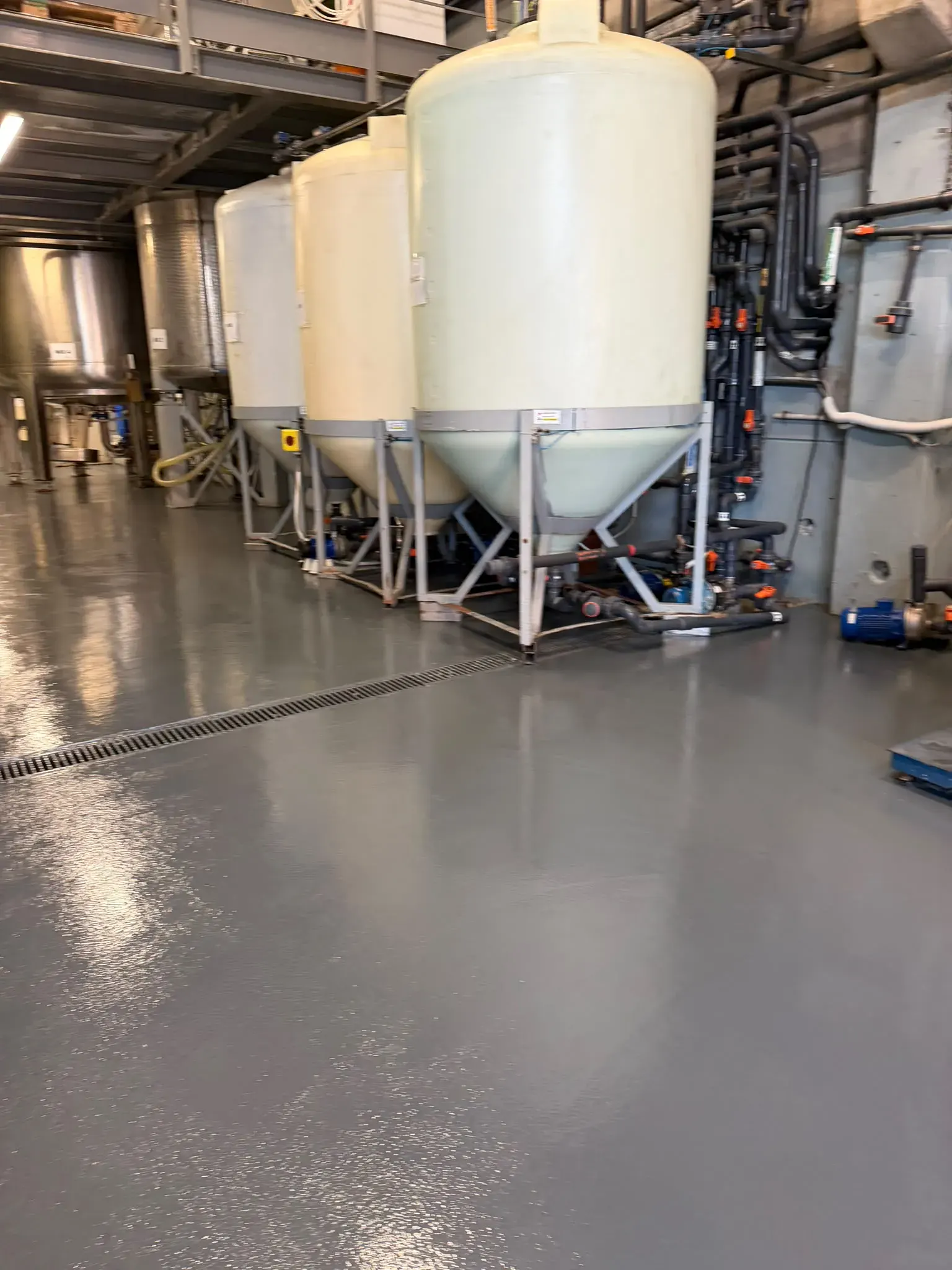 Pavimento in poliuretano-cemento FasTop Multi SL23 grigio medio, reparto produzione stabilimento GSG Gussago