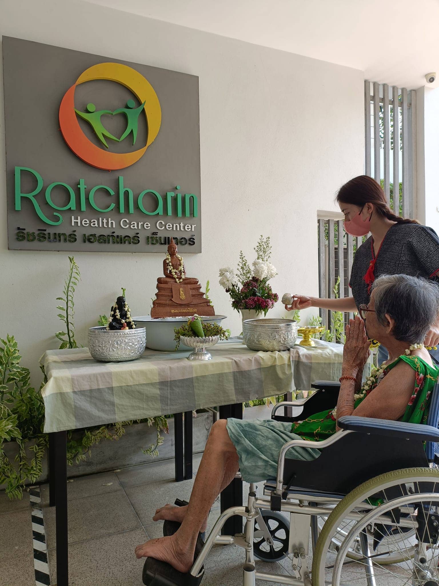 Read more about the article กิจกรรมทำบุญ ตักบาตร ตอนเช้า รดน้ำดำหัว ผู้สูงอายุ