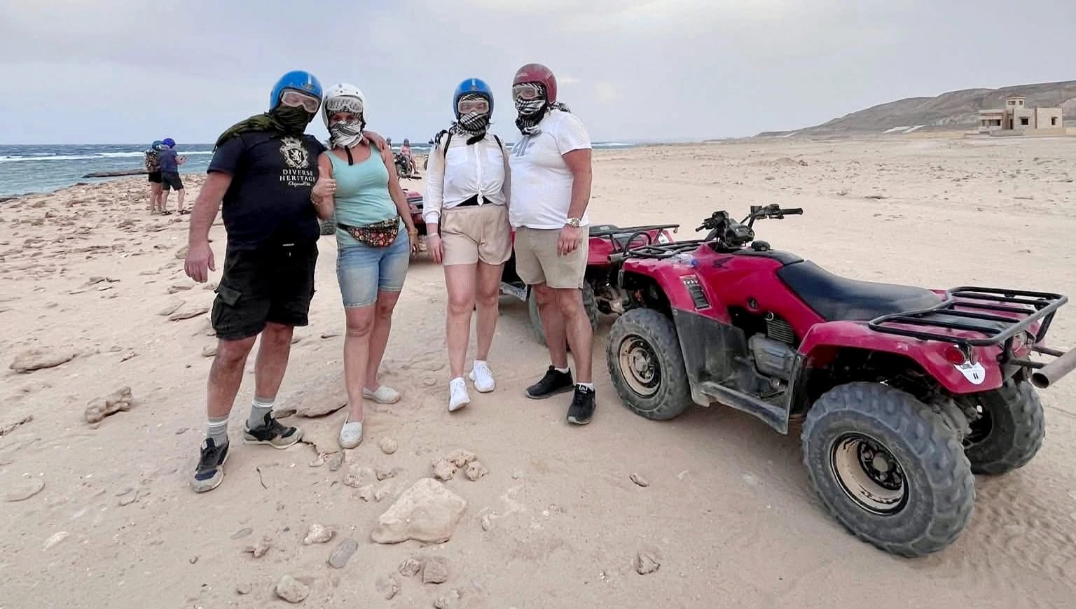 Familie genießt einen Quad Ausflug in El Quseir durch die Wüste mit Blick auf das Rote Meer in Ägypten