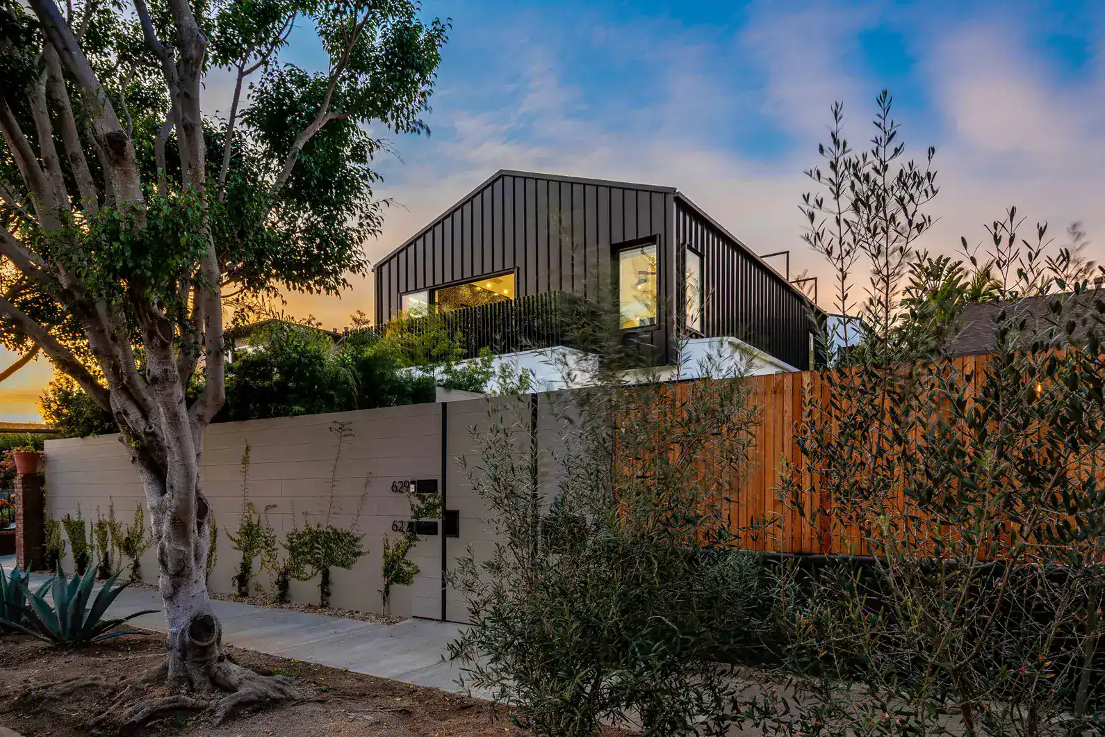 Modern hillside residence with indoor-outdoor living by Bittoni Architects, showcasing Los Angeles' contemporary residential design.