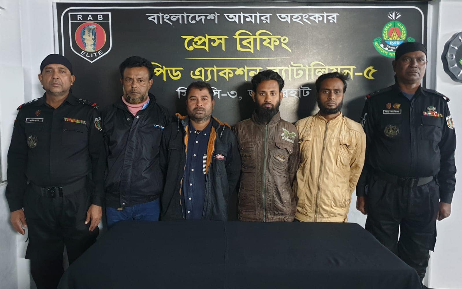 নওগাঁয় ৫ জনকে আটক করেছে র‌্যাব