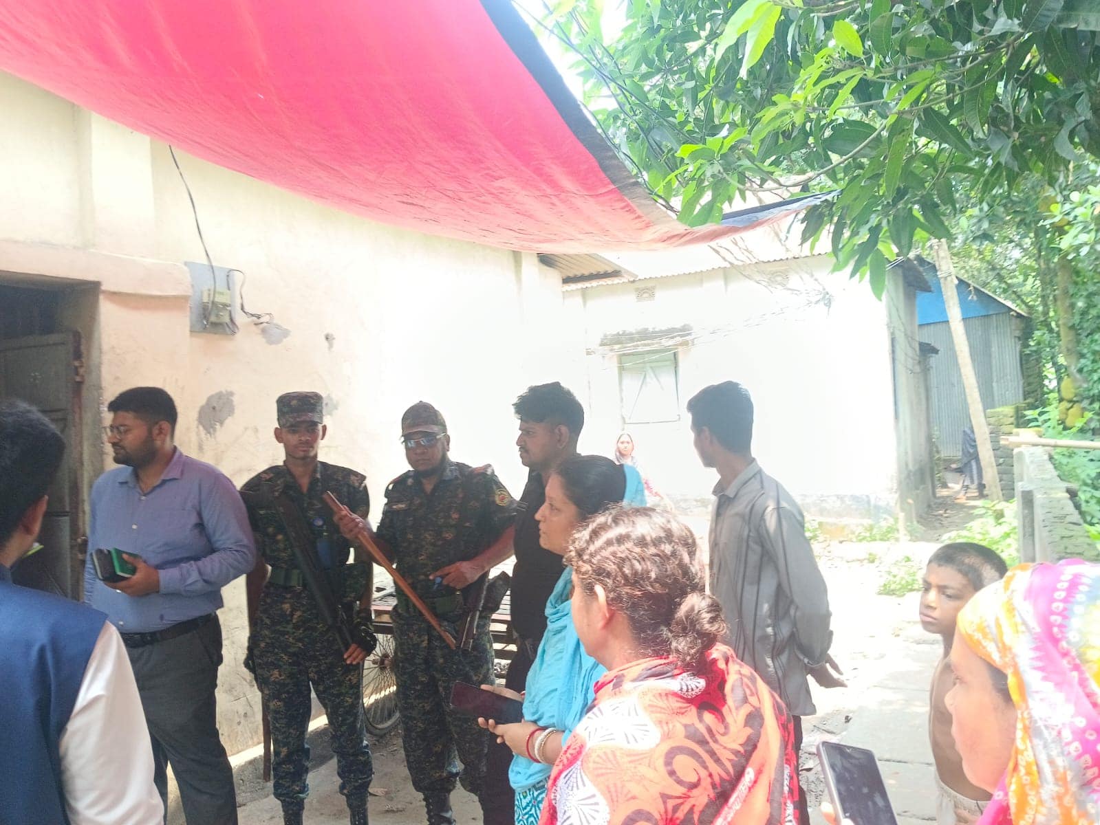 নরসিংদীতে অস্বাস্থ্যকর পরিবেশে খাদ্যপণ্য উৎপাদন, বেকারিকে ৬০ হাজার টাকা জরিমানা