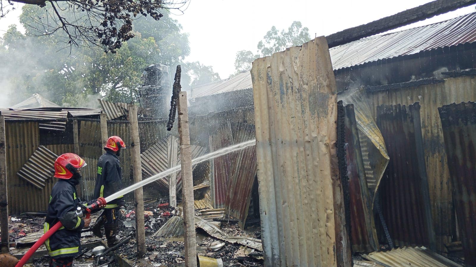 টাঙ্গাইলে যৌনপল্লীতে ভয়াবহ অগ্নিকাণ্ড, ১২টি ঘর পুড়ে ছাই