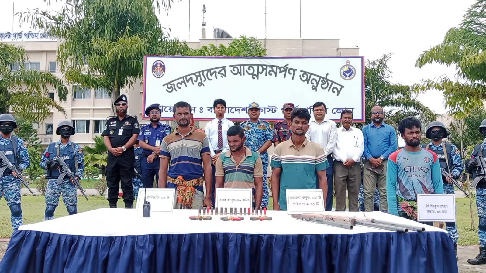 সুন্দরবনে কোস্ট গার্ডের চাপে আত্মসমর্পণ বড় জাহাঙ্গীর বাহিনীর ৩ সদস্যের
