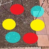 追肥用の穴を掘る場所を確認（マークあり）