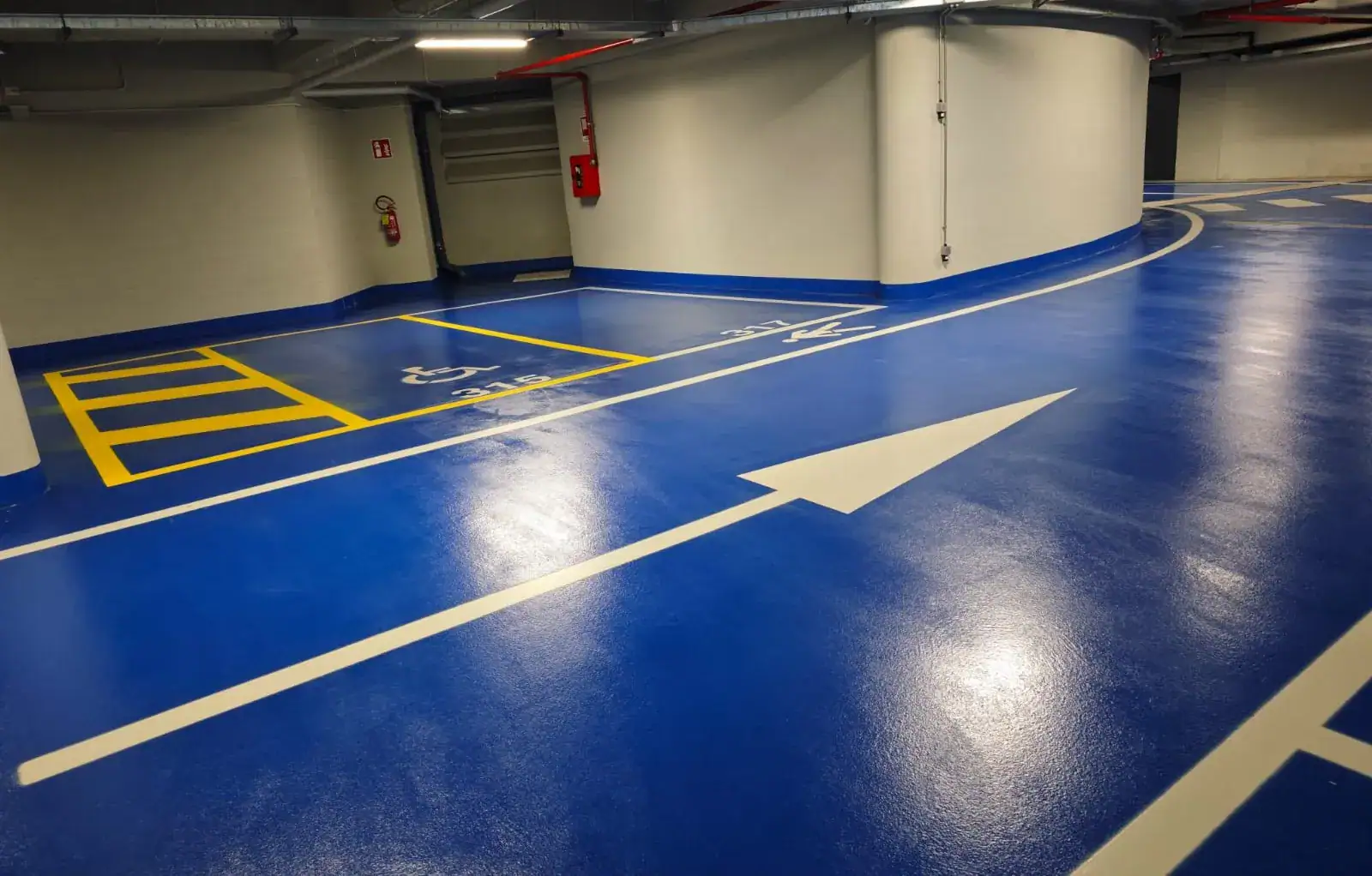Vista corridoio parcheggio sotterraneo Porto Turistico Rapallo — pavimento resina antiscivolo impermeabile ricostruzione dopo mareggiata 2018