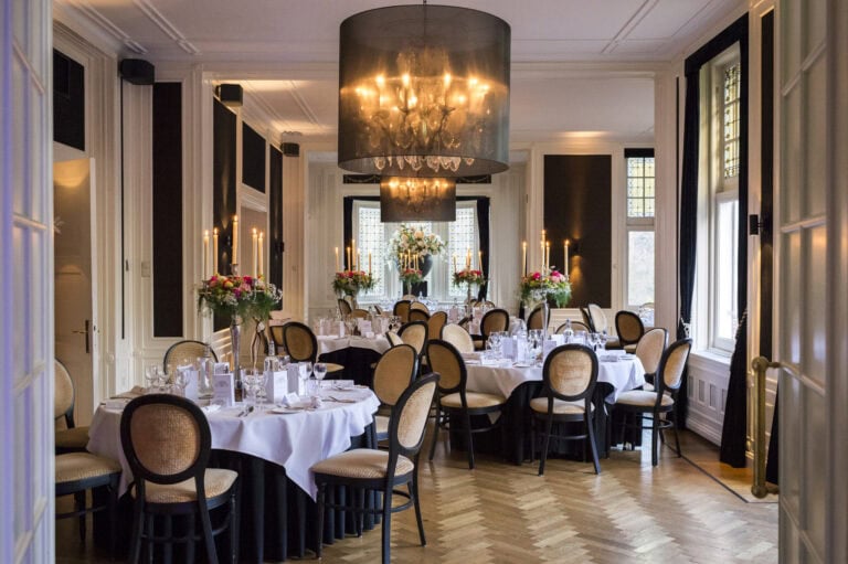 Ronde tafels onder de kroonluchter