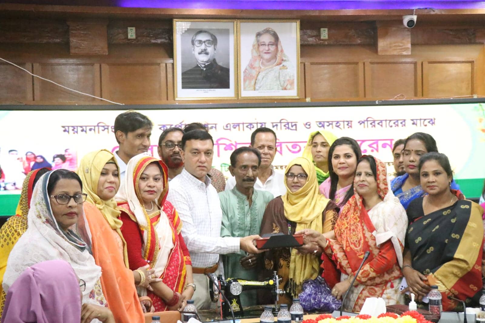 মসিকের উদ্যোগে সেলাই মেশিন বিতরণ