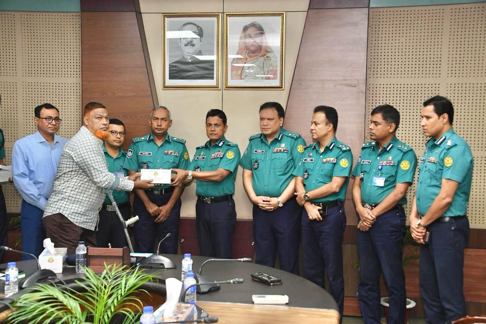 ডিএমপির ১৯৬ সদস্যকে আর্থিক অনুদান দিলেন কমিশনার
