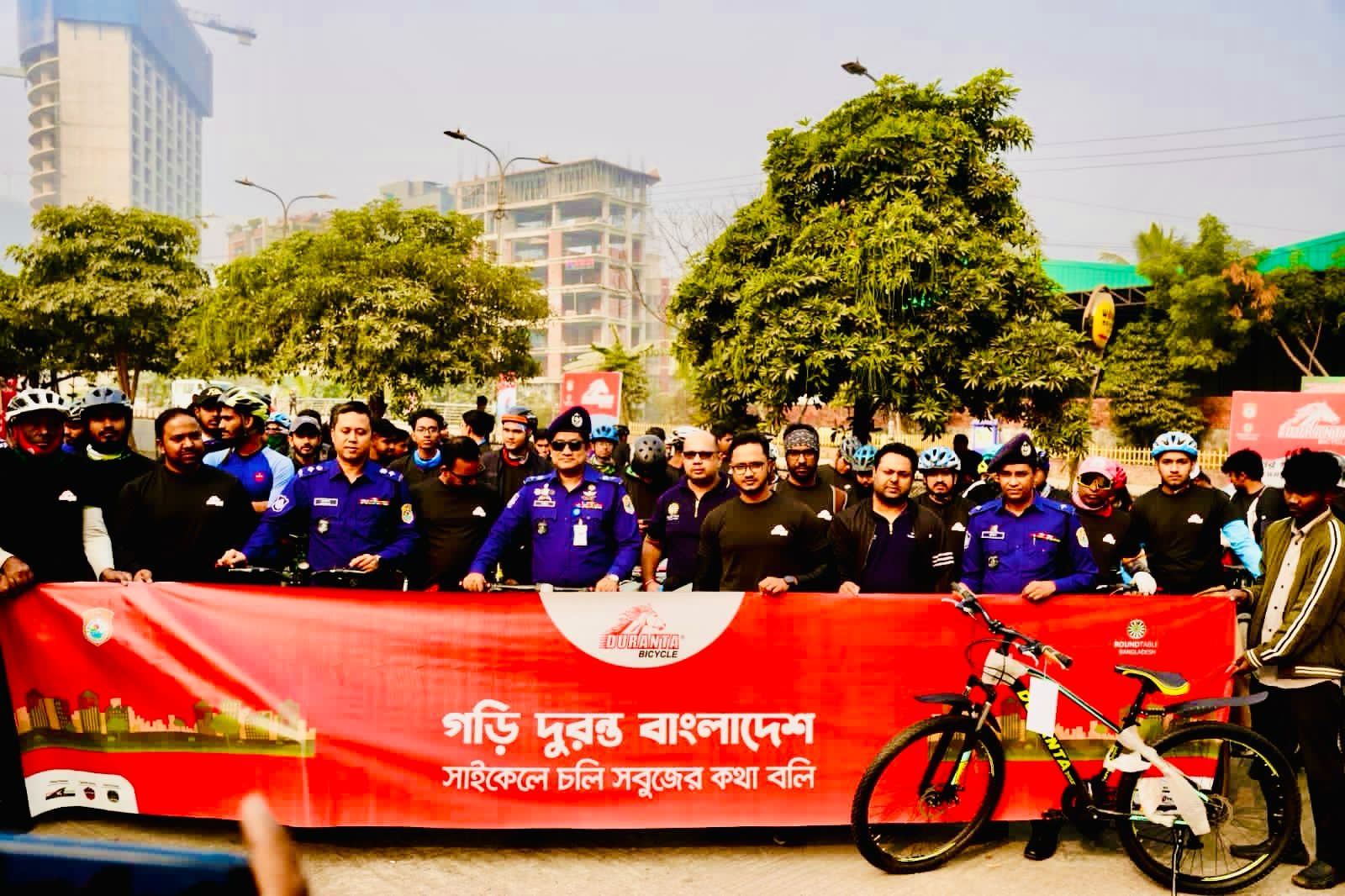 টুরিস্ট পুলিশ ও রাউন্ডটেবিল বাংলাদেশ এর যৌথ উদ্যোগে হাতিরঝিল এলাকায় সাইকেল রেলি