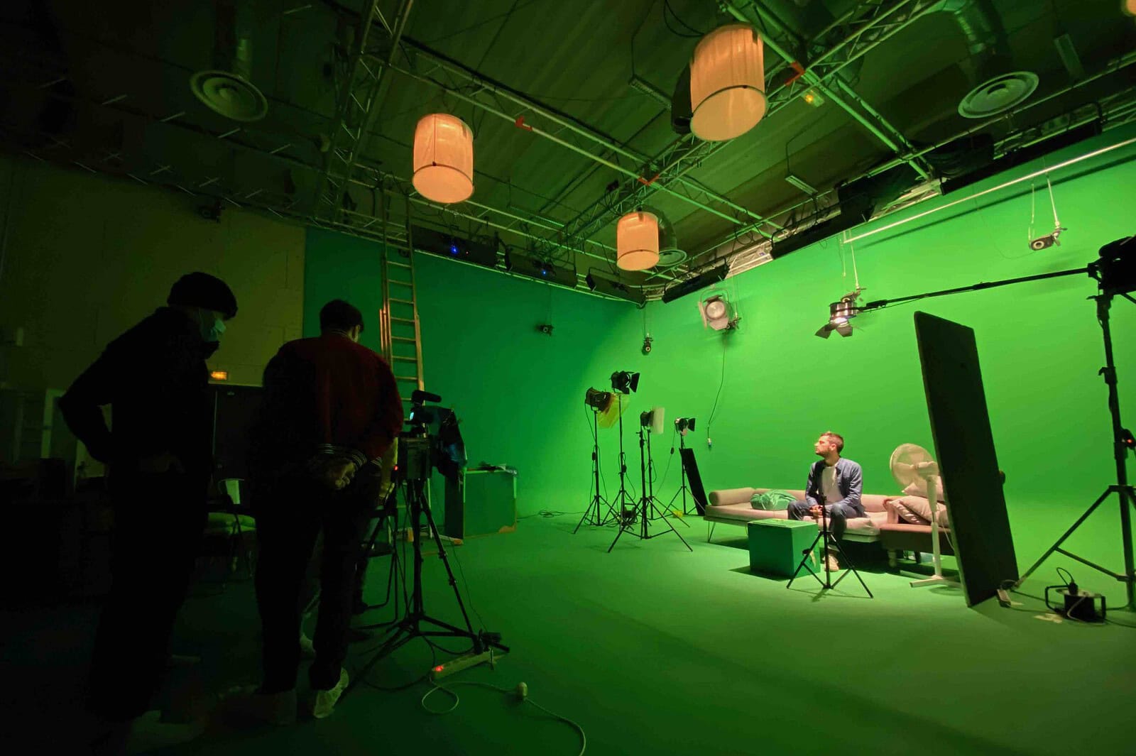 Étudiants en atelier de tournage à l'École Méliès, Orly — formation Artisan du Cinéma, apprentissage des techniques cinématographiques