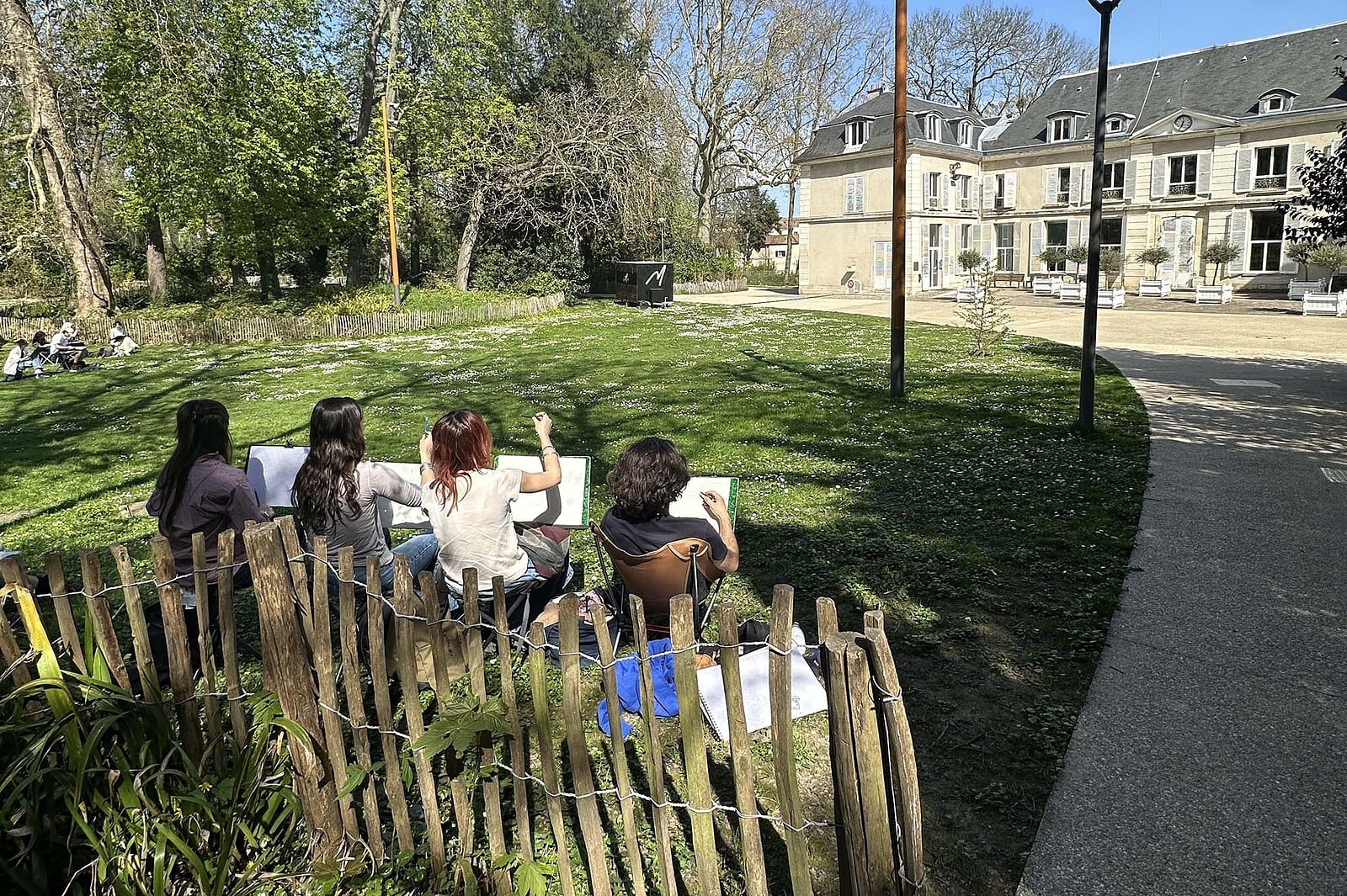 Étudiants en atelier de dessin d'observation d'après modèle vivant — Prépa Arts Appliqués, École Georges Méliès, Orly