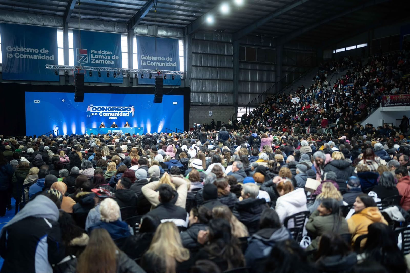En este momento estás viendo Otermín encabezó el Congreso de la Comunidad de Lomas junto a más de seis mil vecinos