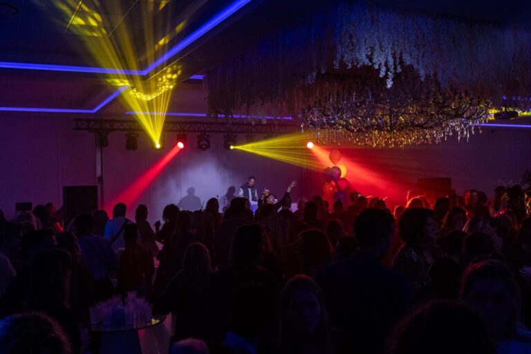 Lichtshow boven de dansvloer