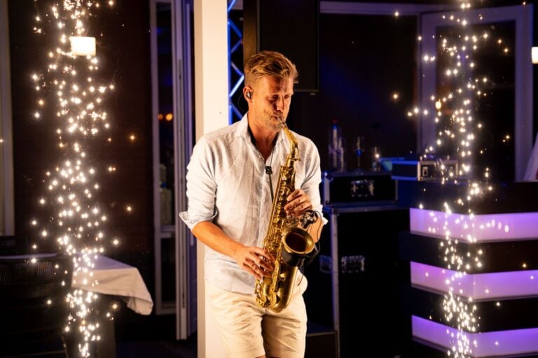Saxofonist tussen de lichtjes