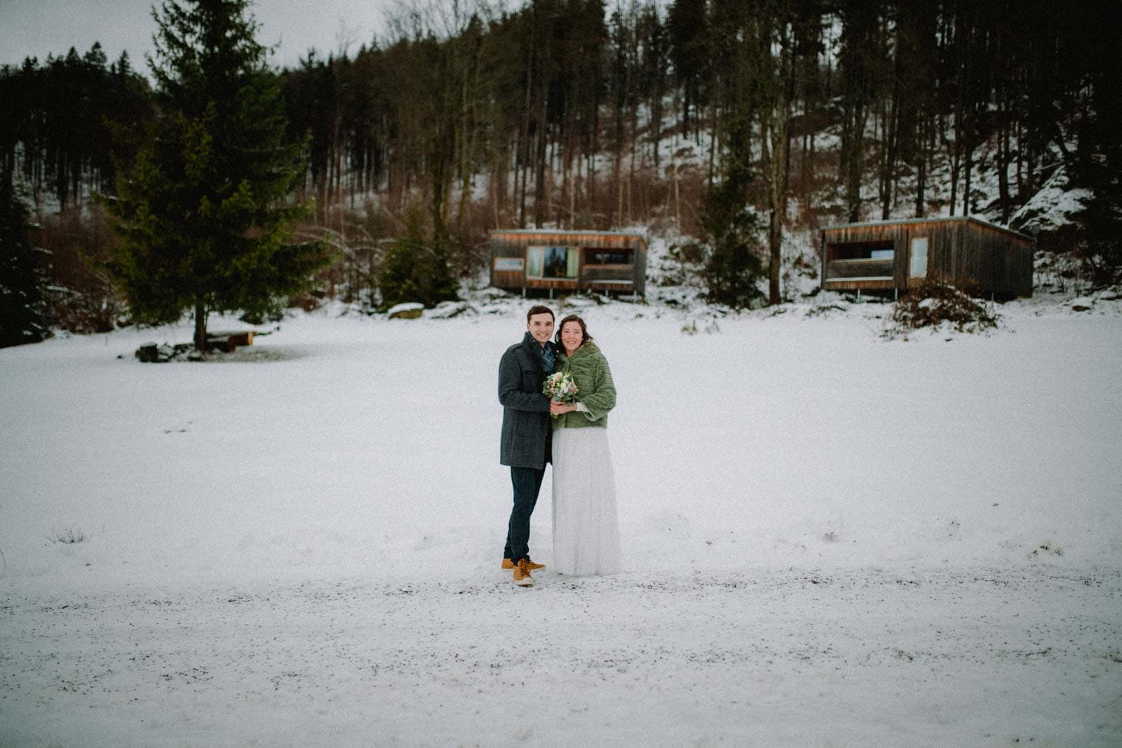 Paar lacht in die Kamera