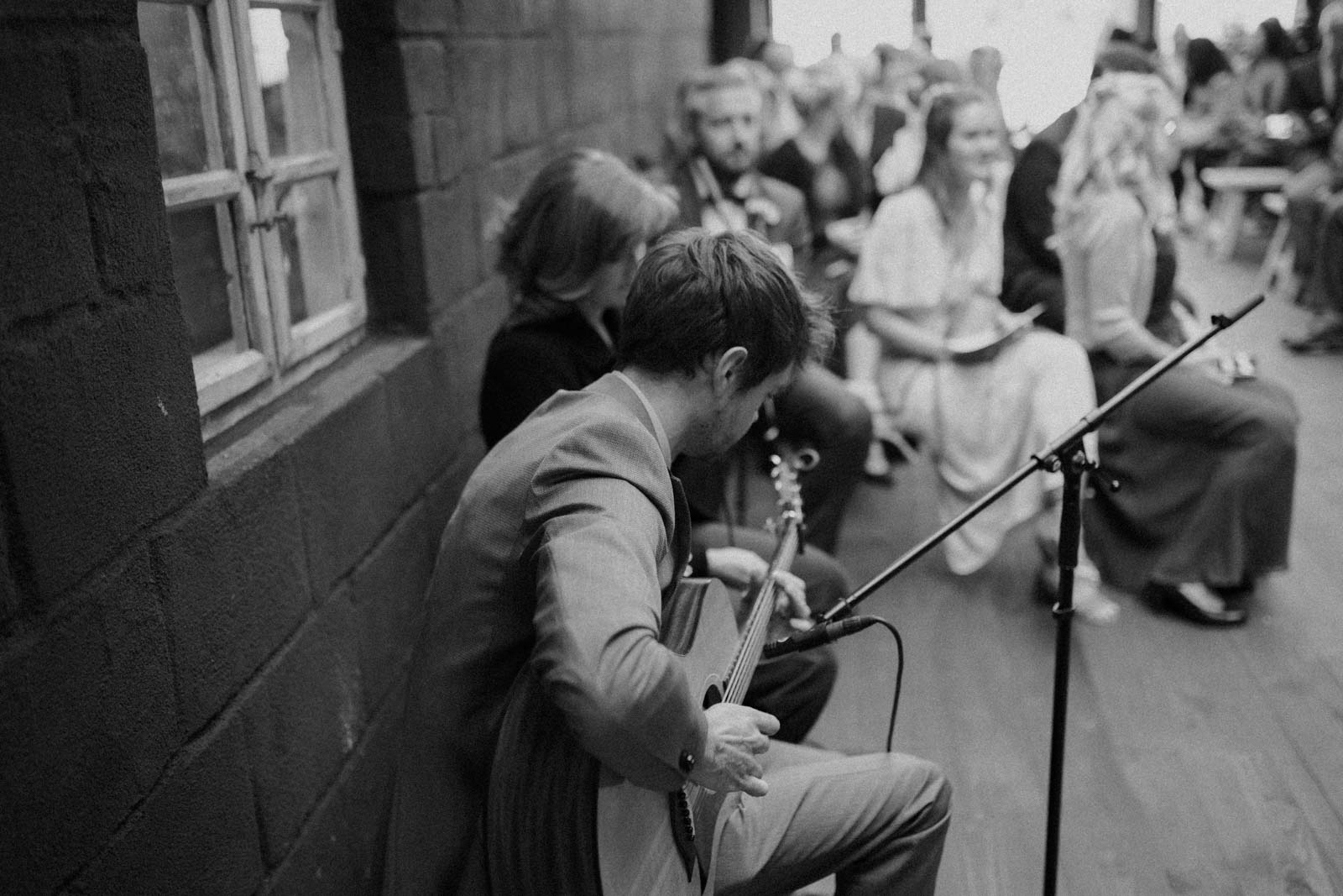 Gitarrist auf Hochzeit bei Trauung