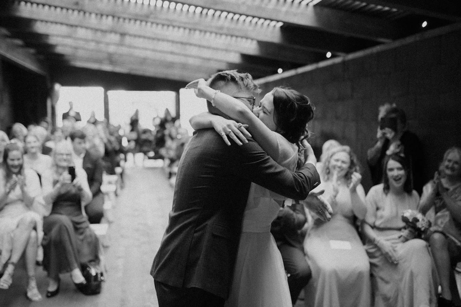 Kuss vor dem Altar in Schwarz Weiß