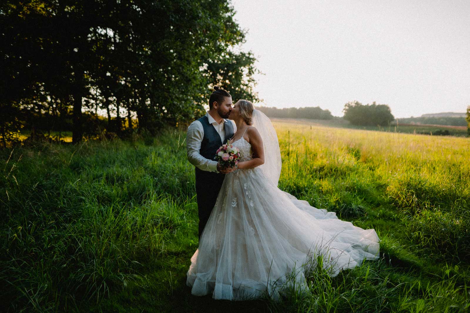 Kuss bei Paarshooting auf moderner Hochzeit