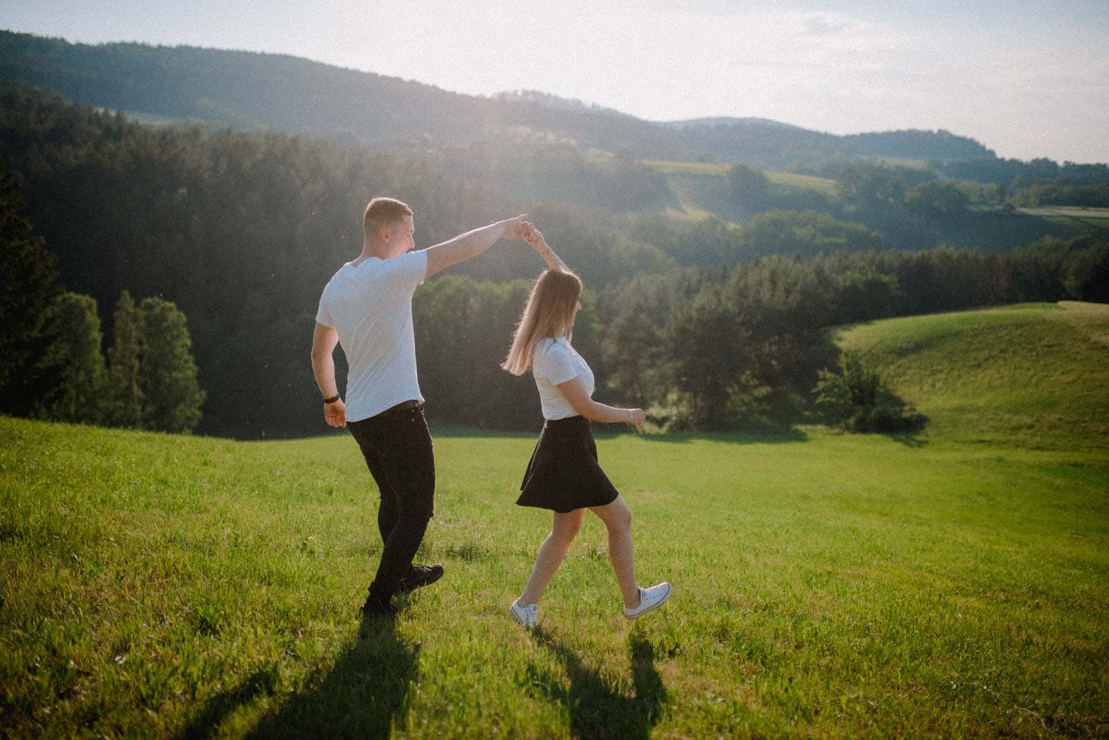 Tanzendes Pärchen auf großer Wiese