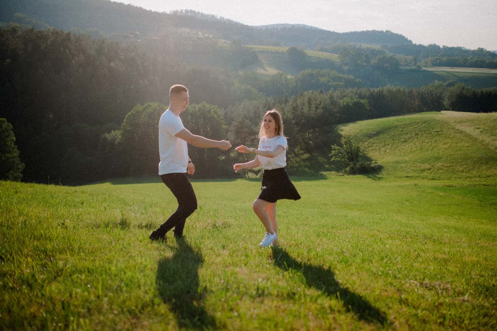 Tanzendes Pärchen auf großer Wiese
