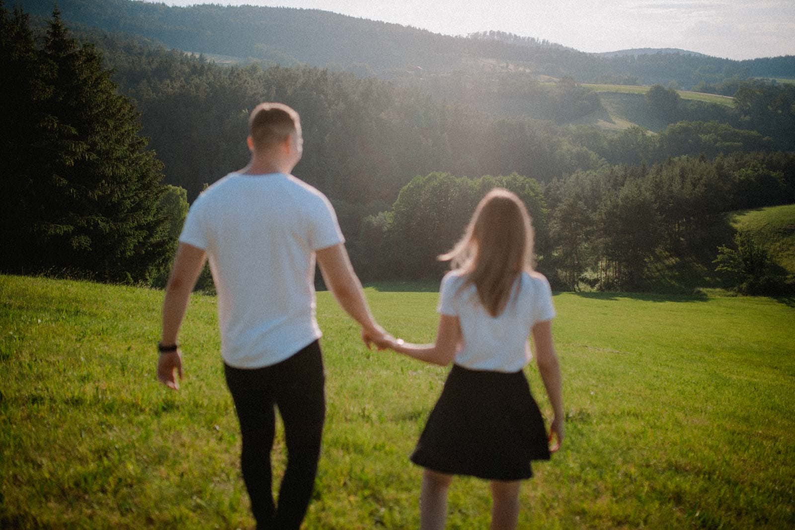 Weite Landschaften bei Paarshooting in Schwandorf