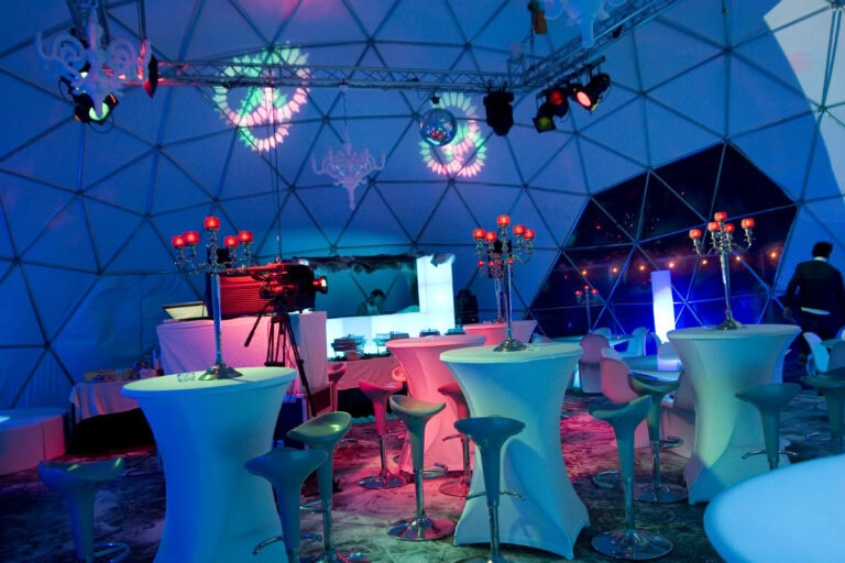 Winterdome met statafels