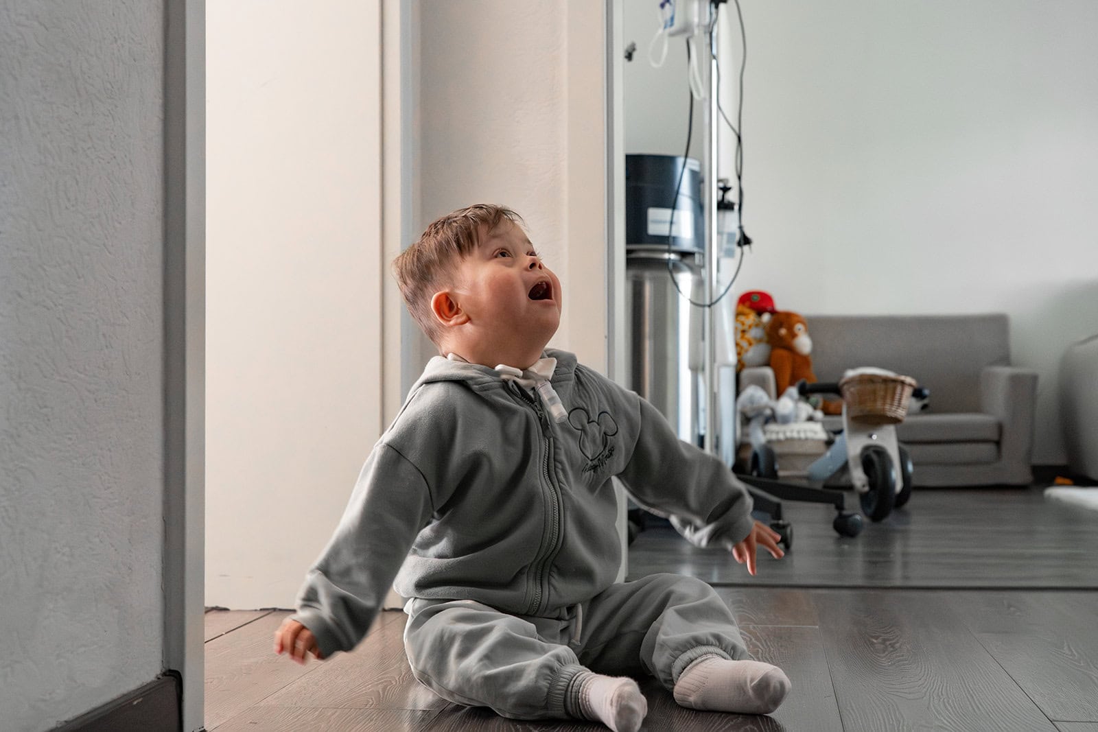Newborn baby in hospital weakened with bronchitis is getting oxy