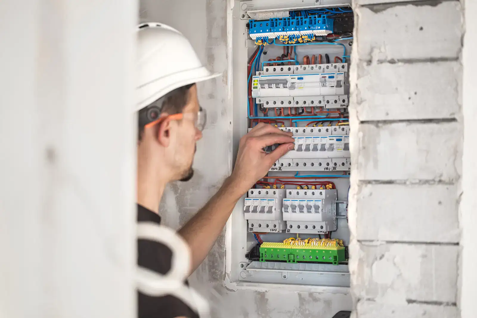 Garantizar una seguridad eléctrica óptima en hospitales, quirófanos y Unidades de Cuidados Intensivos (UCIs) es esencial para evitar incidentes que puedan comprometer tanto al personal sanitario como a los pacientes.