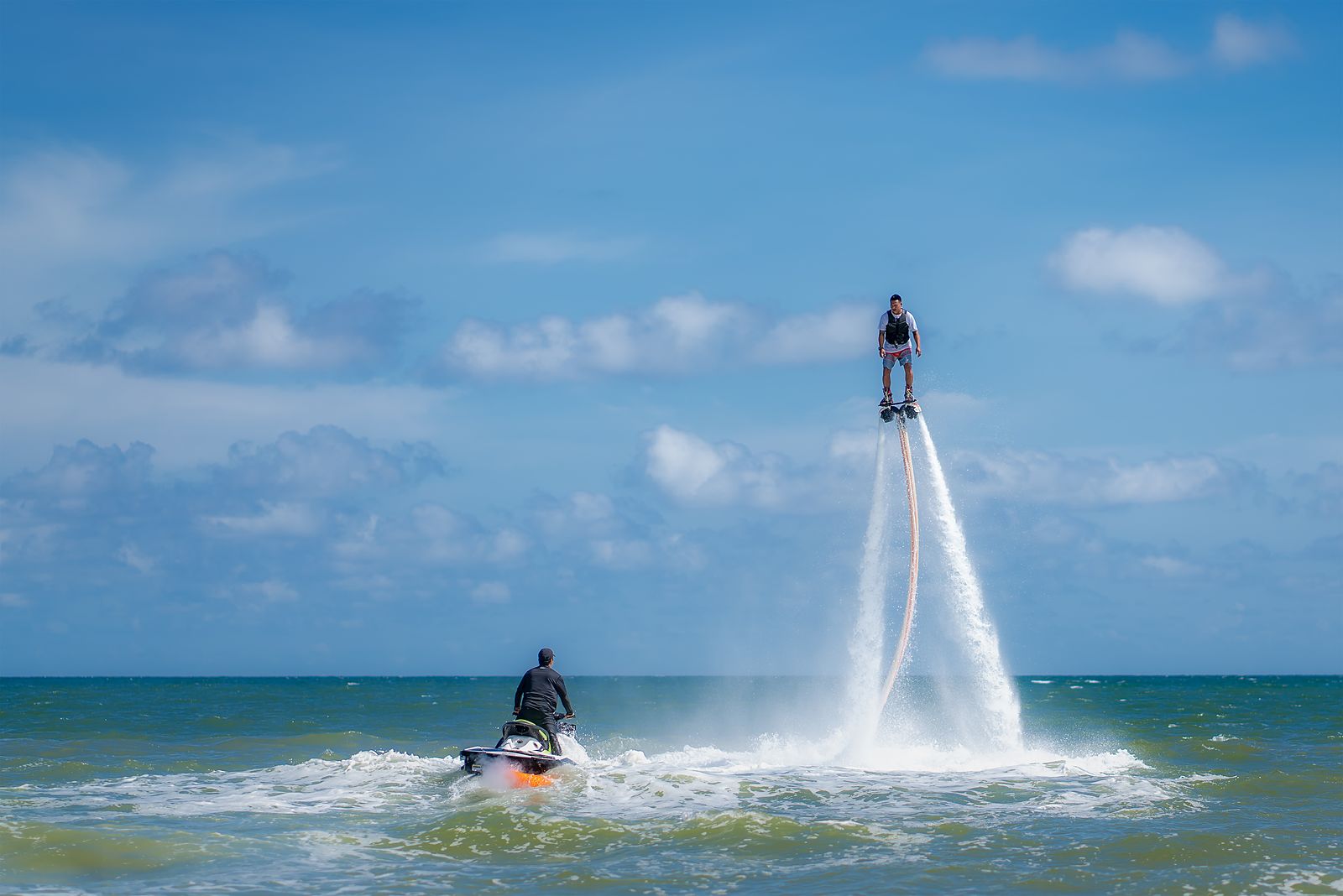Flyboard au-dessus de la mer à Dakar