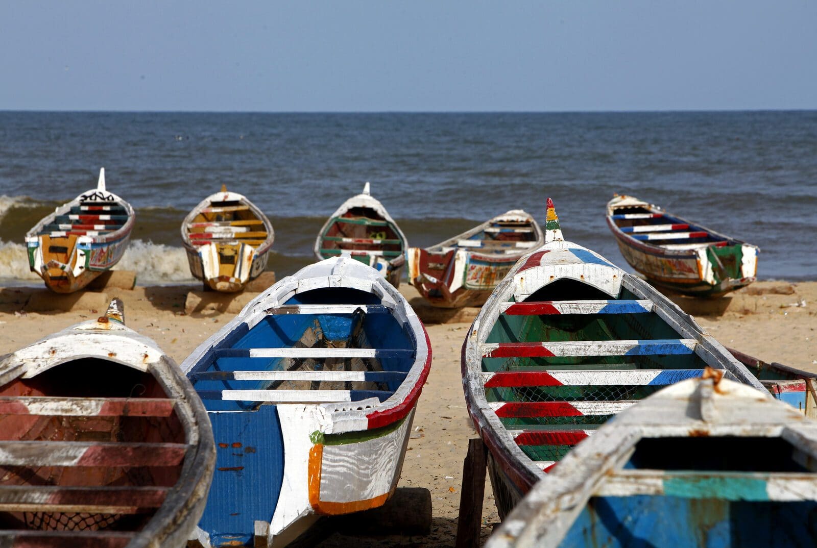 Kayar pirogues pecheurs plage, Sénégal