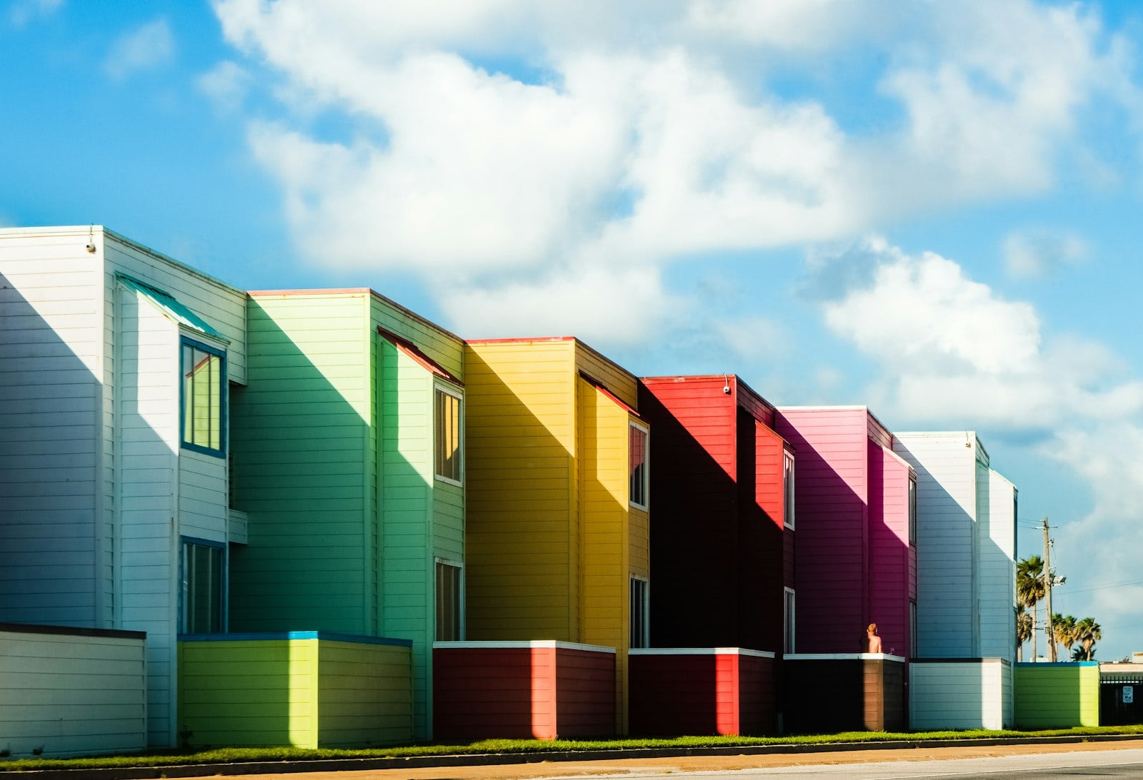 Identidade visual para empresa: fileira de casas iguais pintadas em cores diferentes