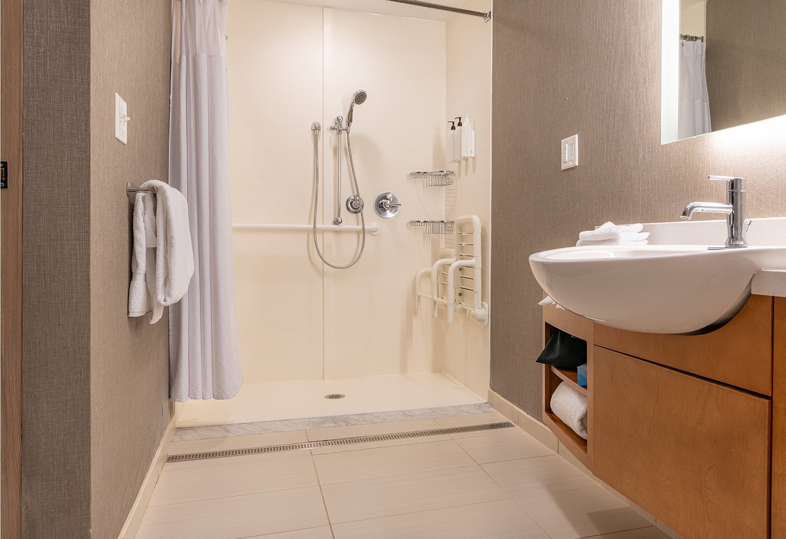Wheelchair,Accessible,Hotel,Bathroom,Shower,With,Tile,Floor,And,Walls.
