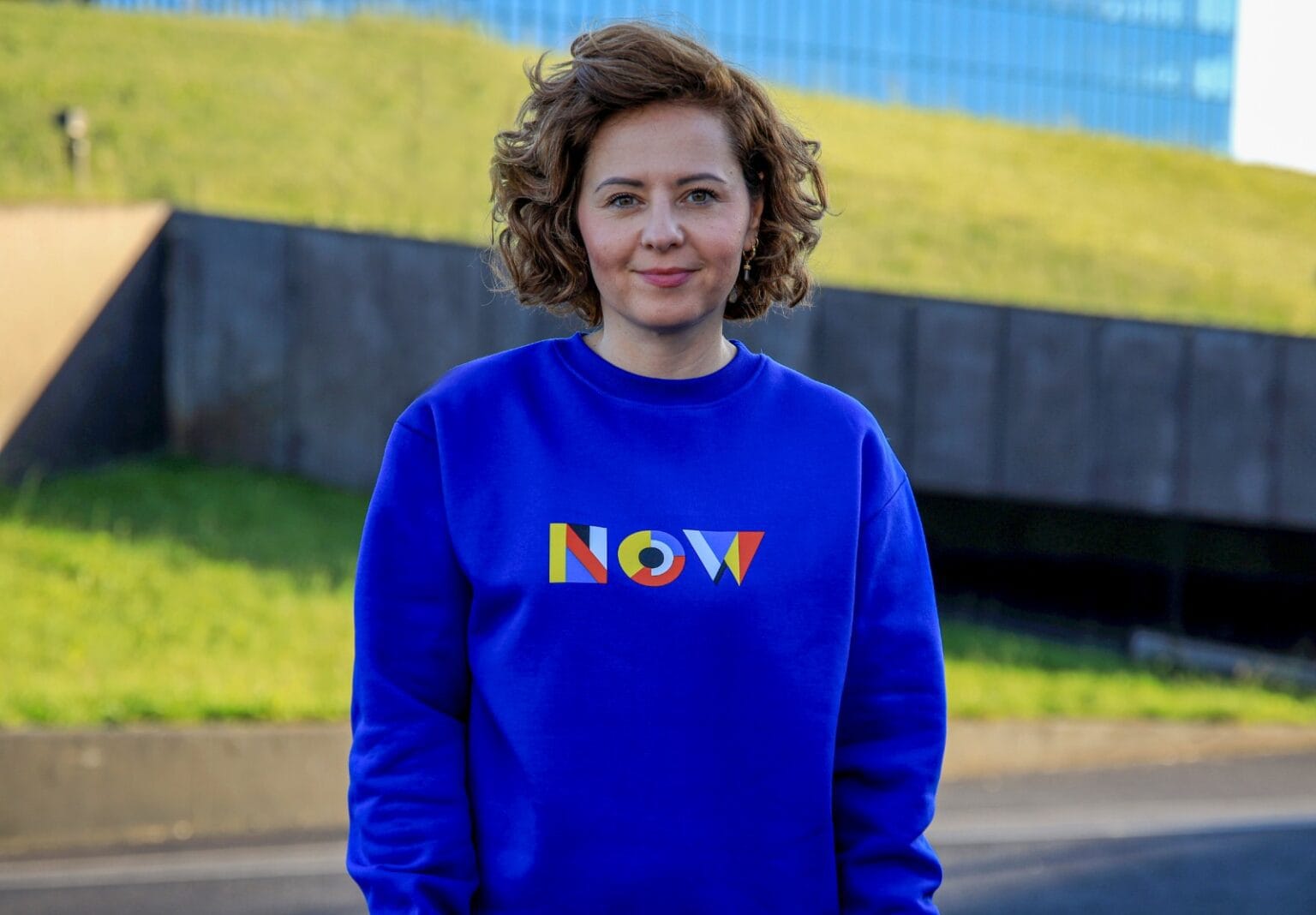 Kobieta w niebieskiej bluzie oversize NOW, kolekcja Obecność, Vibes Goods