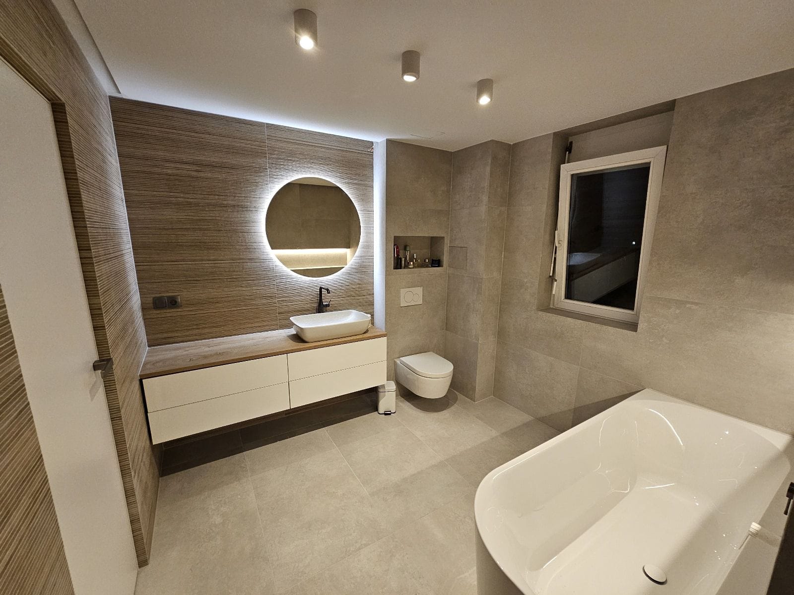 Neu saniertes Badezimmer mit bodengleicher Dusche von Baciu Konstrukt