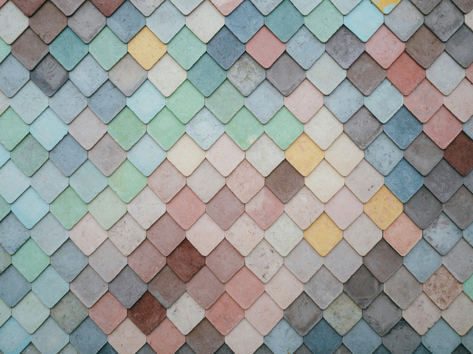 Identidade visual completa: parede de azulejos em tons pastel formando um padrão