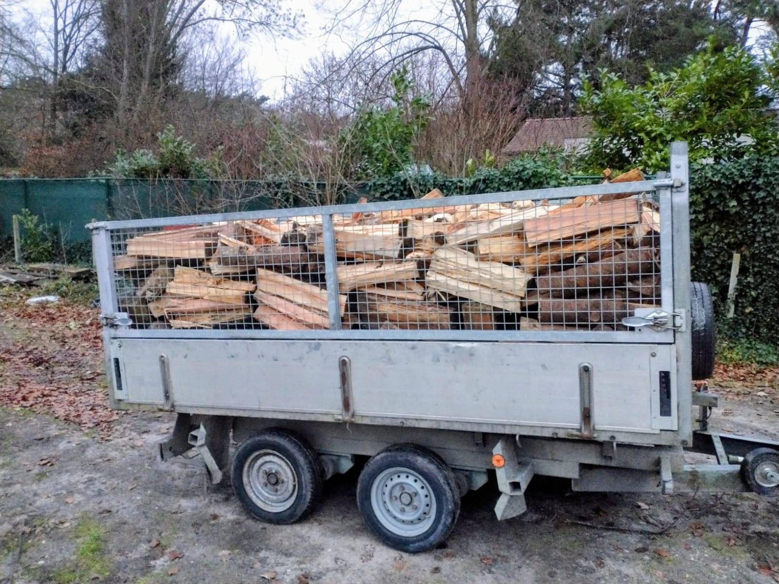 aanhanger losgestort hout
