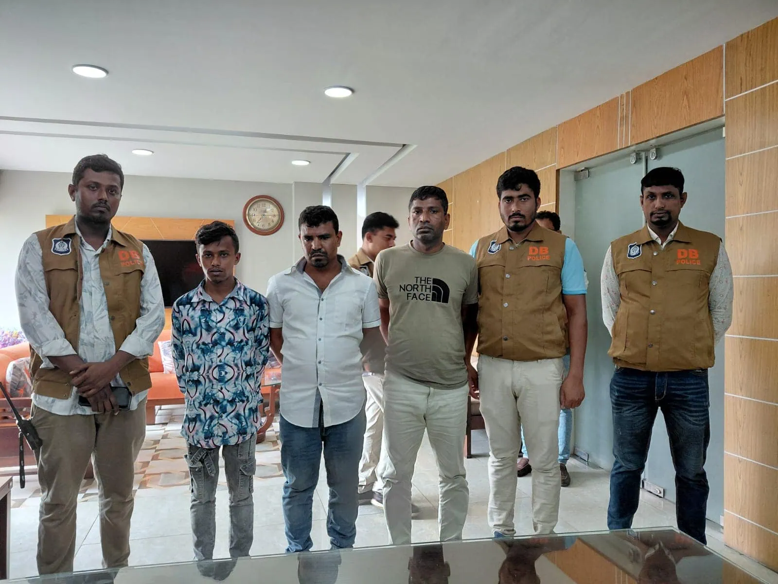 বয়স্ক নারীদের টার্গেট করে অভিনব প্রতারণা, ডিবি পুলিশের জালে শয়তানের নিঃশ্বাস’ চক্র