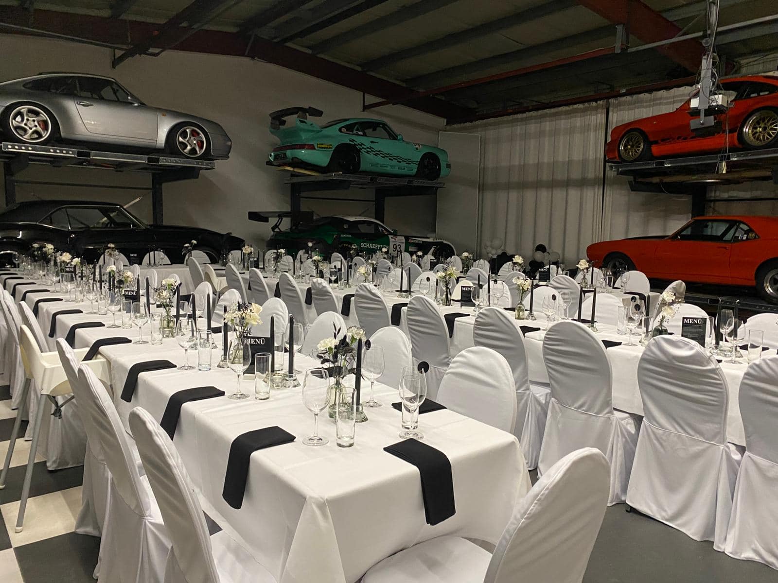 "Gäste haben Spaß auf einer exklusiven 360° Videoplattform von Coachman Moments während einer Abendveranstaltung."