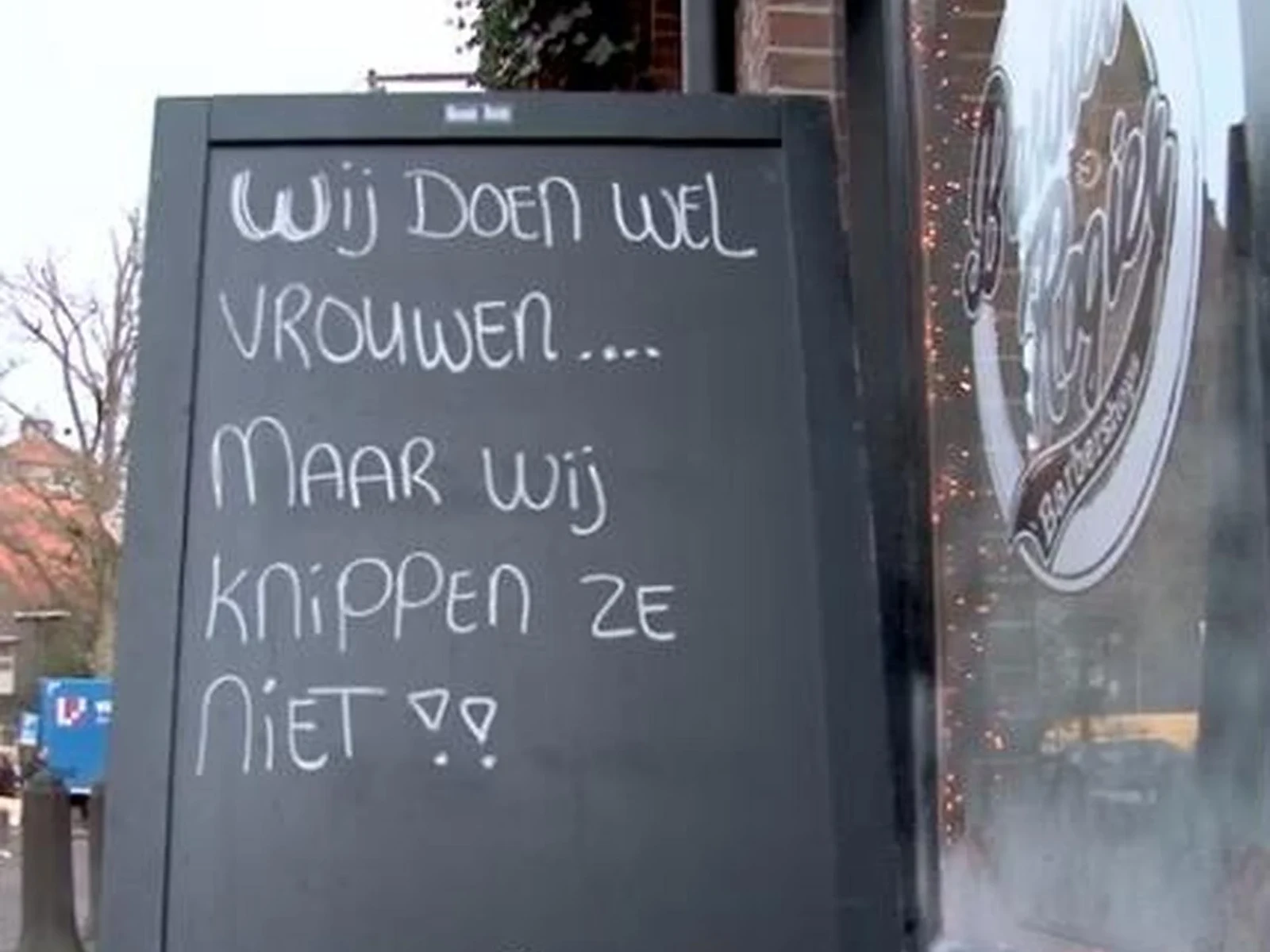 Slogan-bord: ‘We doen wel vrouwen, maar knippen ze niet’
