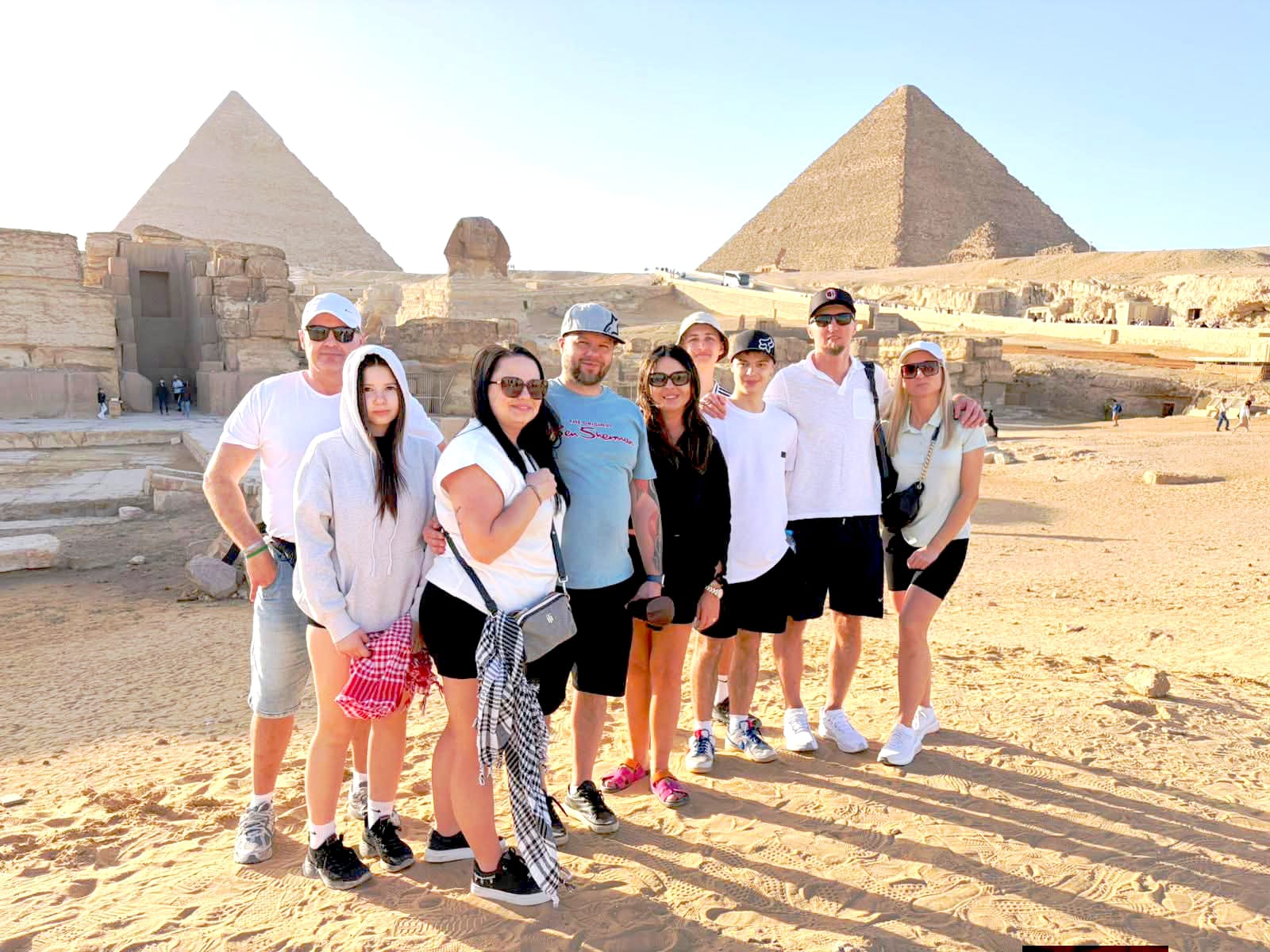 Touristen vor den Pyramiden von Gizeh – unvergessliche Ausflüge Ägypten Erfahrungen in Kairo
