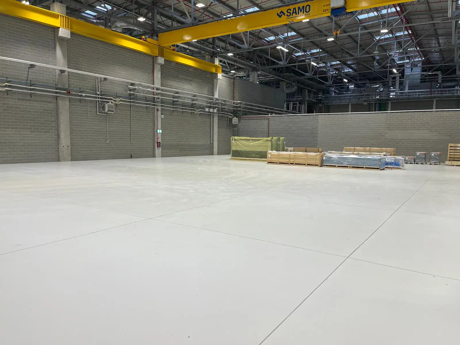 realizzazione delle finiture delle pavimentazioni dello stabilimento FACO di Cameri, sede del Centro Regionale Europeo di manutenzione del velivolo F-35. Soluzioni in resina ad alte performance per hangar. verniciatura con Epowatt 720